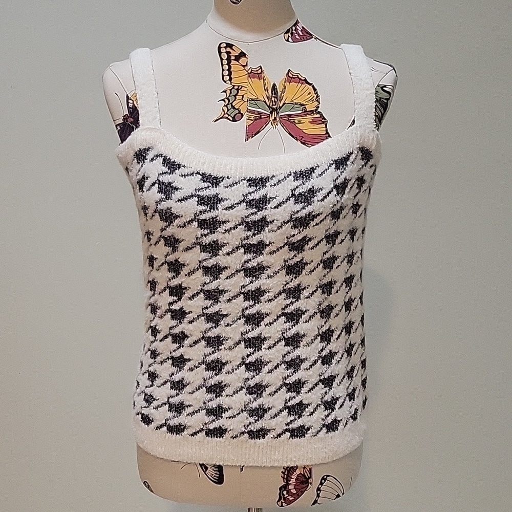 WILLOW & WIND sweater tank top.   Black and white pattern in size Large.